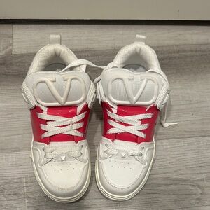 NWOT Valentino Garavani White and Pink Sneakers. Right size 40/ Left 40.5